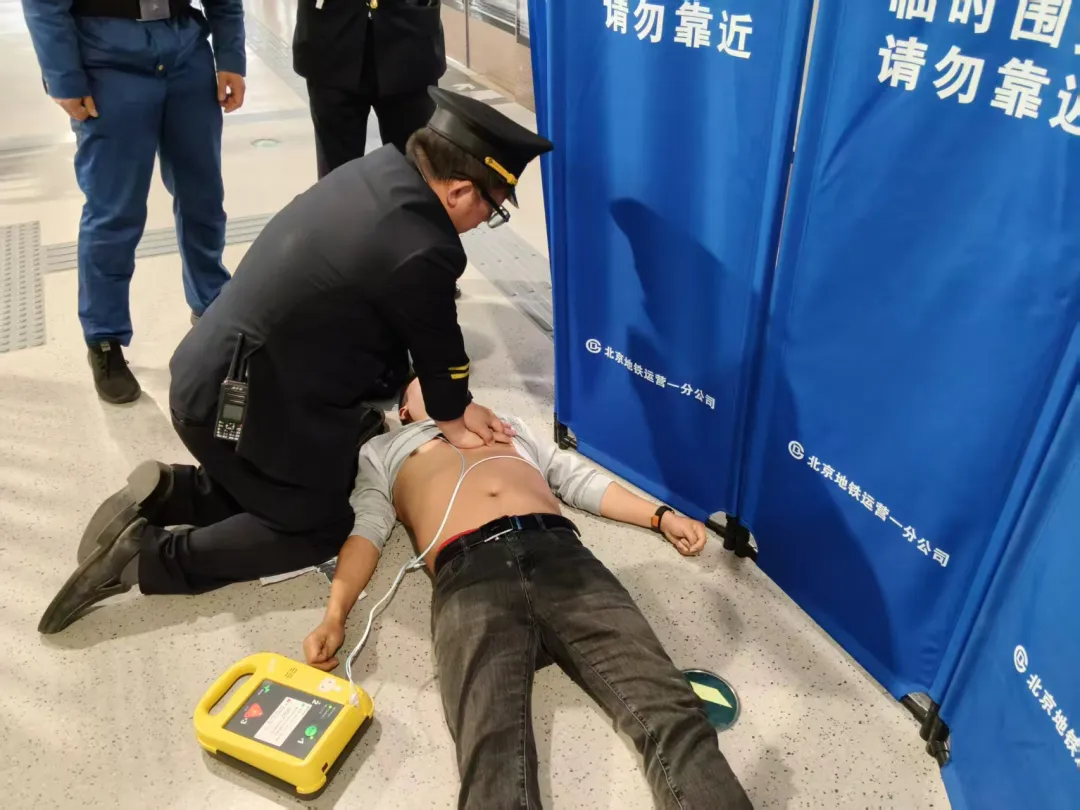 北京地铁5号线一乘客心脏骤停，他们完成“20分钟生死救援”